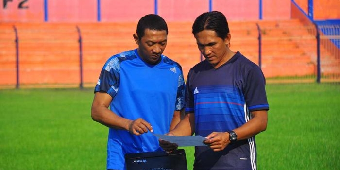 I Putu Gede (kiri) saat berada di Stadion Letjen H Soedirman Bojonegoro, tahun 2017 lalu. Foto: EKY NURHADI/ BANGSAONLINE