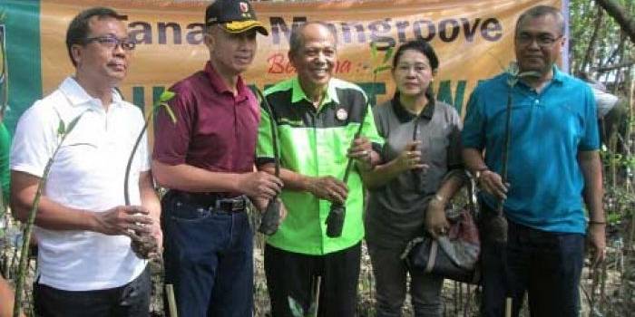 Menanam mangrove bagian dari bela negara saat kondisi damai seperti saat ini.