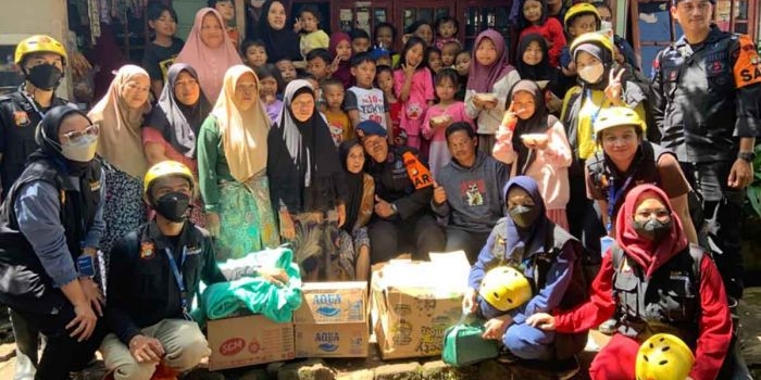 Polda Metro Jaya dan Relawan Siap Bergerak saat membantu korban gempa di Cianjur, Jawa Barat.