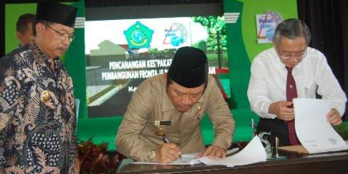 TEKEN HIBAH- Bupati Sidoarjo Saiful Ilah dan Presdir PT Maspion Grup Alim Markus disaksikan Wabup Sidoarjo MG Hadi Sutjipto, meneken perjanjian kerjasama lahan Frontage Road Waru, di Pendapa Delta Wibawa,  20 Juni 2013 lalu. foto dokumen BangsaOnline