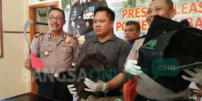 Kasatreskrim Polres Jombang, AKP Norman Wahyu Hidayat (tengah) menunjukkan barang bukti, Kamis (10/8/2017). foto: ROMZA/ BANGSAONLINE 