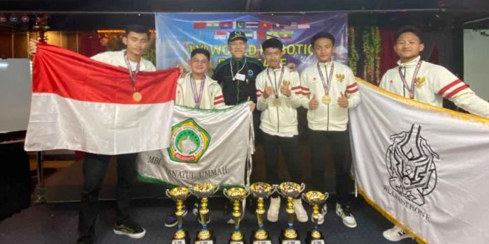Siswa MBI Amanatul Ummah Mojokerto saat menjadi juara dalam lomba Robotik Internasional di Malaysia.