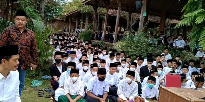 KH Imam Jazuli, L.C., M.A. (duduk) dan para santrinya dalam suatu acara di Pondok Pesantren Bina Insan Mulia (BIMA) Cirebon Jawa Barat. Foto: MMA/ BANGSAONLINE.com