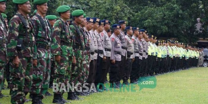 Personel gabungan yang akan diterjunkan dalam pengamanan Pilkades serentak saat mengikuti apel gelar pasukan di Mapolres, Rabu (23/11). foto: RONY S/ BANGSAONLINE