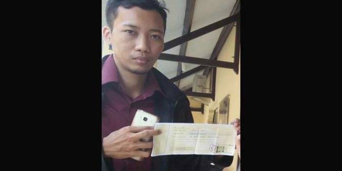 Agus Nuruzzaman, korban penipuan pegawai Kadin gadungan menunjukkan kwitansi yang digunakan terlapor. foto: romza/ BANGSAONLINE