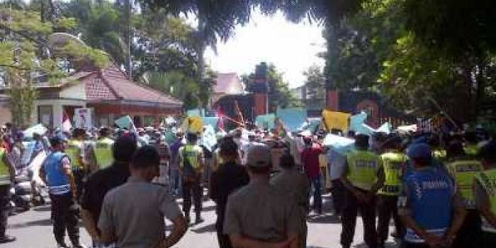 Warga terdampak Gunung Kelud saat demo di Kantor Bupati Kediri. foto: Arif Kurniawan/Bangsa Online