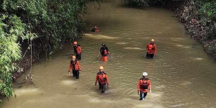 Tim gabungan saat melakukan susur Sungai Kedak untuk mencari korban terseret arus. Foto: MUJI HARJITA/ BANGSAONLINE