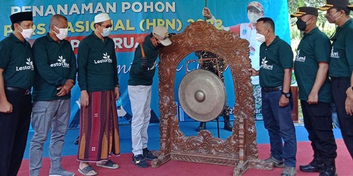 Suasana saat pemukulan gong sebagai tanda peresmian penanaman 2.022 pohon yang digelar PWI Pasuruan dalam rangka memperingati Hari Pers Nasional tahun ini.