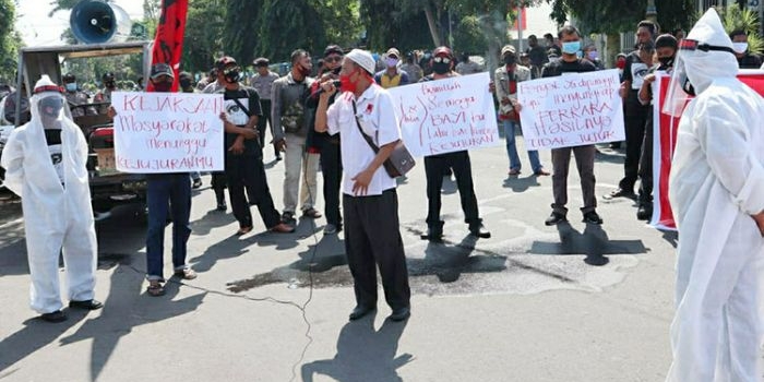 Puluhan massa saat demo di depan Kejari Jombang. (foto: ist).