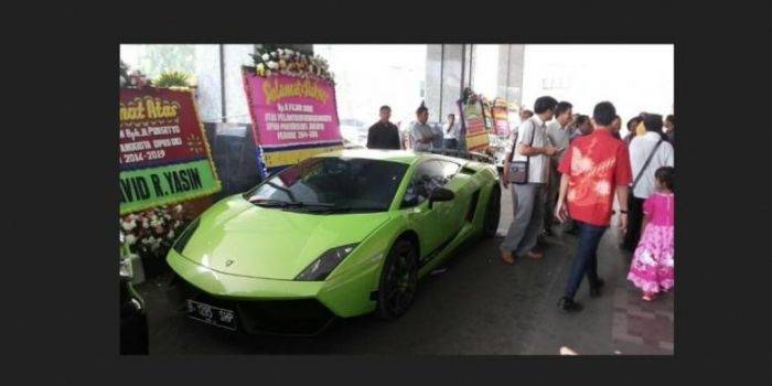 Inilah mobil Lamborghini milik Haji Lulung, anggota DPRD DKI Jakarta dari PPP saat diparkir di depan gedung DPRD DKI Jakarta ketika pelantikan Anggota DPRD DKI periode 2014-2015 di Jalan Kebon Sirih, Jakarta, Senin (25/8/2014). Mobil ini menjadi sorotan public. Foto: tribunjakarta