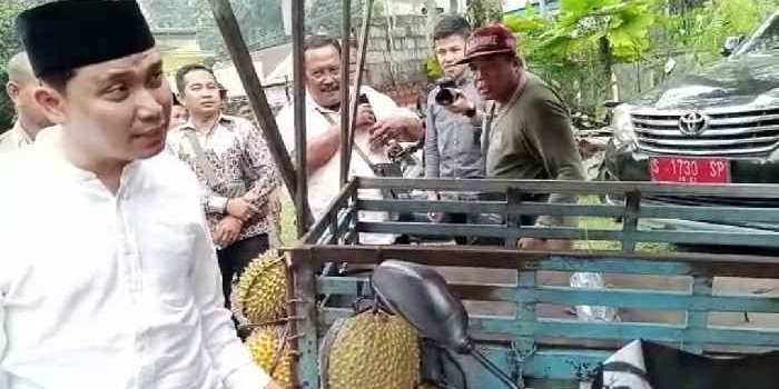 Tampak, Wabup Gus Barra sedang memborong dagangan penjual buah durian.