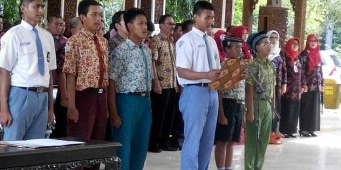 BACA IKRAR: Perwakilan siswa peserta Ujian Sekolah dan Ujian Nasional kala Deklarasi UN Jujur dan Berprestasi, di Pendapa Delta Wibawa Sidoarjo, Kamis (24/3/2016). foto: musta