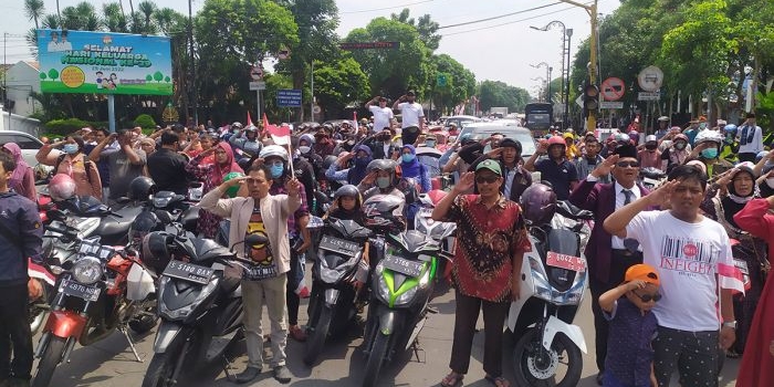 detik-detik-proklamasi-ratusan-pengguna-jalan-di-jombang-nyanyikan-indonesia-raya