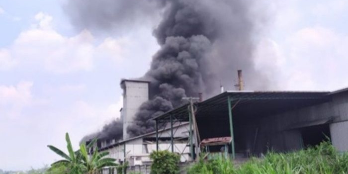 Lokasi pabrik yang terbakar.