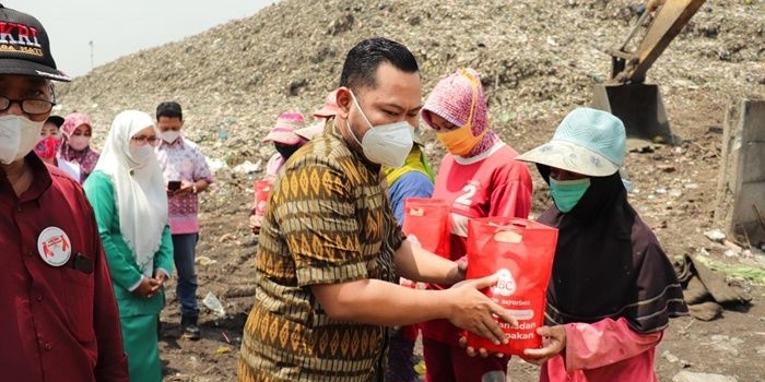 Bupati Gresik Fandi Akhmad Yani memberikan paket sembako kepada pemulung dan petugas kebersihan. foto: SYUHUD/ BANGSAONLINE