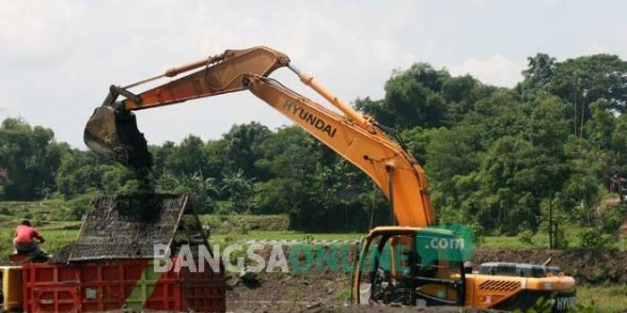 Aktifitas pertambangan di Kecamatan Ngoro, Kabupaten Jombang. foto: romza/ bangsaonline.com