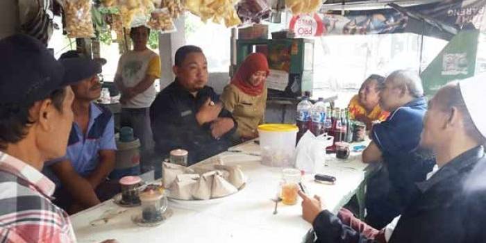 Moch Imron dan Gus Wahib Wahab saat mensosialisasikan LGBT di warung-warung. foto: yudi eko purnomo/ BANGSAONLINE