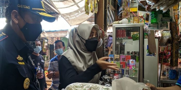 Bupati Mojokerto, Ikfina Fahmawati, saat memimpin langsung operasi cukai dan rokok ilegal di Pasar Mojosari.