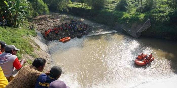 SISIR: Tim basarnas saat menelusuri sungai untuk mencari jasad Nugroho. foto: rony suhartomo/ BANGSAONLINE