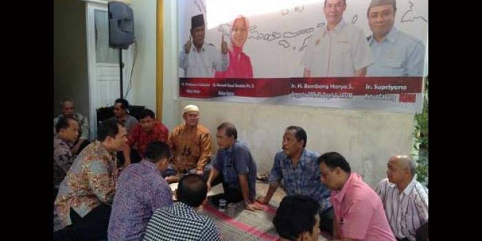 Suasana pembukaan Rumah Aspirasi Bambang Haryo S, di Perum Graha Anggrek, Sidoarjo, Sabtu (26/3). foto: musta’in/ BANGSAONLINE