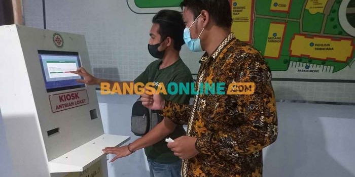 Masyarakat saat mendaftar di aplikasi online yang disediakan RSUD Kota Mojokerto. Foto: ROCHMAT SAIFUL ARIS/BANGSAONLINE
