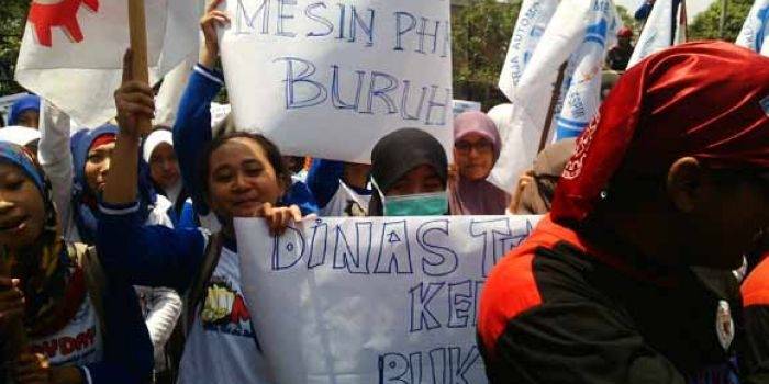 Ratusan buruh saat demo di kantor Pemkab Mojokerto. foto: yudi eko purnomo/BANGSAONLINE