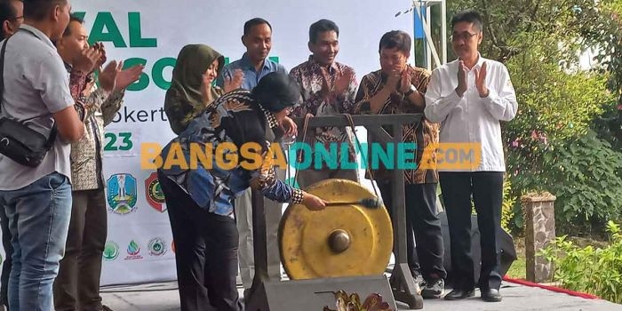 Menteri Lingkungan Hidup dan Kehutanan, Siti Nurbaya Bakar, saat menabuh gong sebagai tanda dimulainya Festival Perhutanan Sosial di Kabupaten Mojokerto. Foto: ROCHMAT SAIFUL ARIS/BANGSAONLINE
