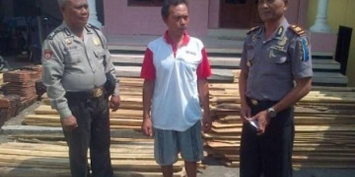 TERSANGKA-Sali diapit petugas Polsek Gondang. (foto: gunadhi/BANGSAONLINE)