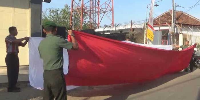 Bendera merah putih rakasasa yang dikibarkan Kodim 0814 Jombang di Jalan Jawa, Dusun Geneng, Kelurahan Jombatan, Kecamatan Jombang, Rabu (16/8/2017). foto: ROMZA/ BANGSAONLINE