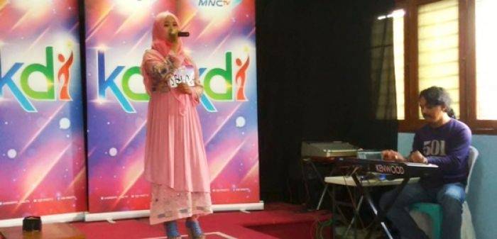 AUDISI. Peserta audisi asal Banyuwangi, Dewi Anisa yang merupakan pegawai Dinas Perhubungan menyanyikan lagu Keramat. foto : nisa/BangsaOnline.com