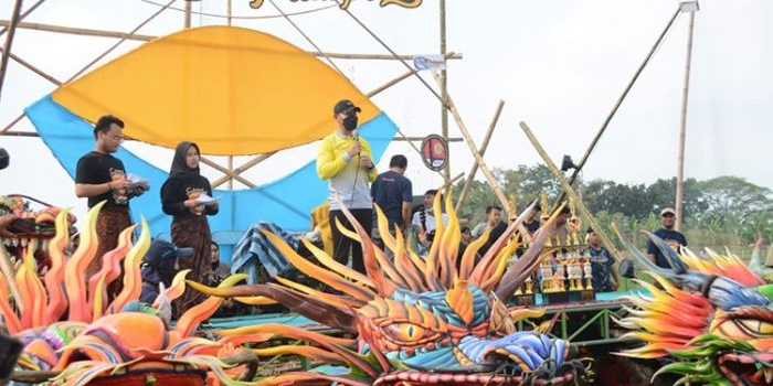 Festival layang-layang  "Selayang Plumpang" di Lapangan Desa Klotok, Kecamatan Plumpang, Kabupaten Tuban.