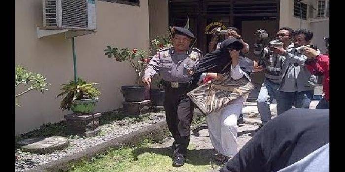 DITAHAN-Dokter tersangka penipuan umrah digiring petugas menuju Lapas Mojokerto, kemarin. (gunadhi/BangsaOnline)