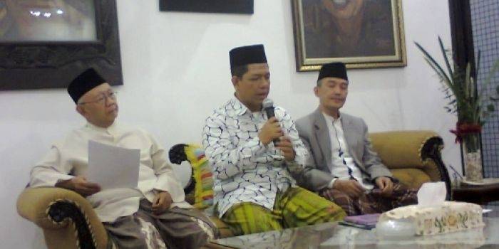 PERNYATAAN SIKAP - Pengasuh Pesantren yang tergabung dalam MP3I kala serukan pemilu damai di Pesantren Tebuireng Jombang, Selasa (8/7/2014). foto : m syafi’i/BANGSAONLINE

