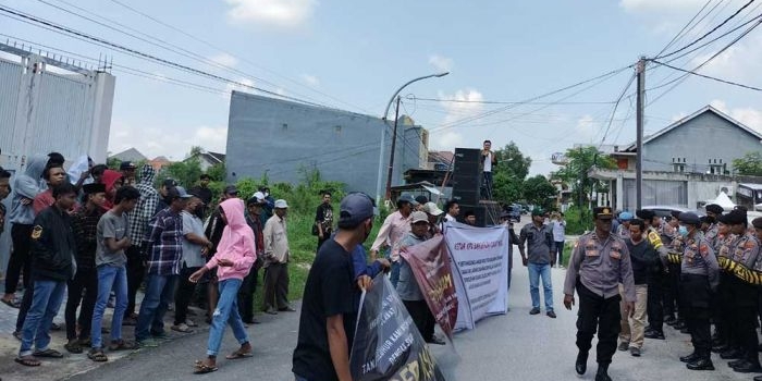 Massa Aliansi Pemuda dan Mahasiswa Peduli Jawa Timur (APMP) Jatim saat menggelar demo di depan kantor KPU Bangkalan, Kamis (21/3/2024).