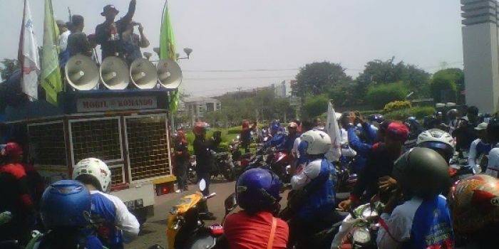 ORASI - Buruh Sidoarjo berorasi saat berorasi di depan pintu gerbang Perum Puri Surya Jaya Gedangan, Kamis (1/5/2014). foto : mustain/BangsaOnline