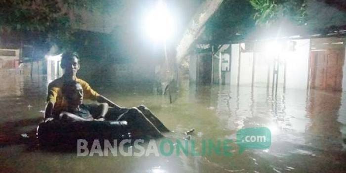 BERULANG KALI: Banjir luapan sungai Gunting di Jombang. foto: rony suhartomo/ BANGSAONLINE
