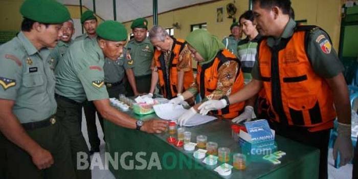 Kodim Jombang gelar test urine bagi prajurit. (ft: ony/dio/ BANGSAONLINE)