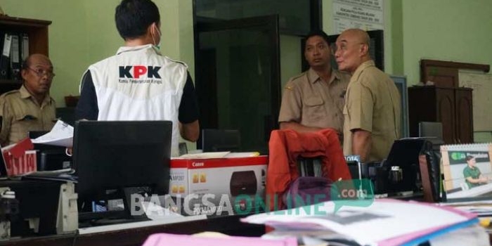 Petugas  KPK saat melakukan penggeledahan di kantor DPU CKTR Jombang. foto: RONY S/ BANGSAONLINE