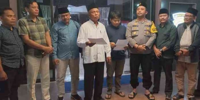
Ketua FKDM Jombang, Mustain Hasan berjabat tangan dengan anggota DPC PKB Jombang.