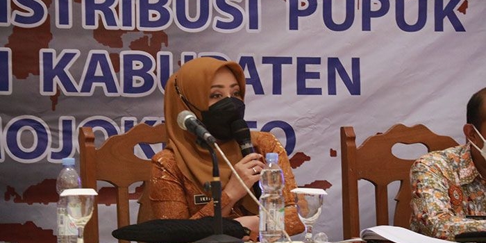 Bupati Mojokerto, Ikfina Fahmawati, saat memimpin Rapat Koordinasi terkait pupuk bersama jajaran Forkopimda.