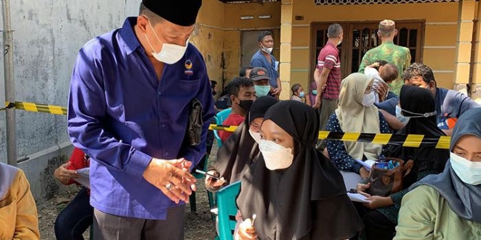 Suwandy Firdaus, Ketua DPD Partai Nasdem Kabupaten Mojokerto berbincang dengan santri Pondok Pesantren Al- Hikmah Desa Wringinrejo, Kecamatan Sooko, saat kegiatan vaksinasi. (foto: ist)