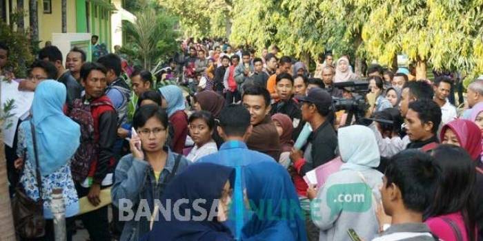 Ratusan warga yang berebut nomor antrean di depan kantor Dispendukcapil Jombang. foto: RONY S/ BANGSAONLINE