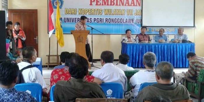 Mantan Rektor Unirow, Hadi Tugur, saat meminta maaf di hadapan mahasiswa, wali mahasiswa, dosen dan karyawan. (foto: BANGSAONLINE)