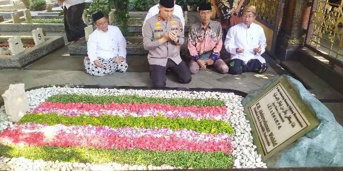 
Kapolres Jombang AKBP Eko Bagus Riyadi saat berdoa di komplek makam Gus Dur sebelum melakukan baksos.
