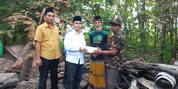 Wabup Mojokerto Gus Barra memberikan bantuan pribadi langsung kepada korban kebakaran rumah.