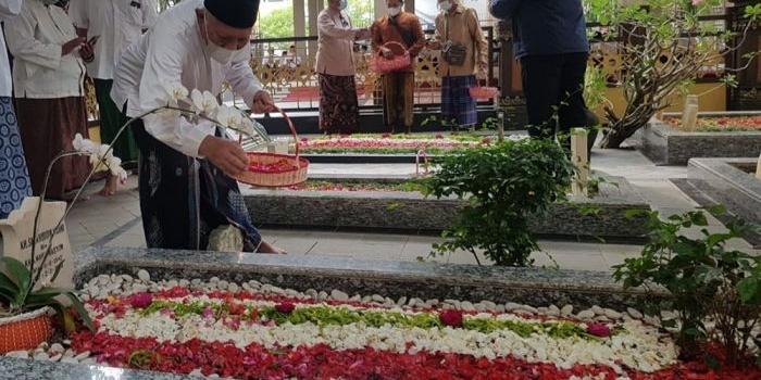 Pengurus Pesantren Tebuireng saat membuka Wisata Religi Makam Gus Dur.