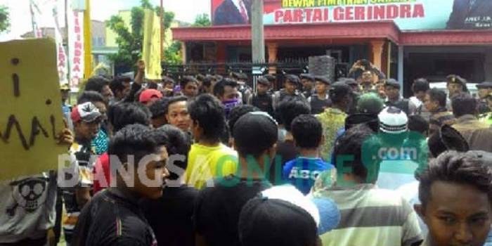 Simpatisan partai Gerindra Kabupaten Kediri saat menggelar aksi unjuk rasa di kantor DPC Partai Gerindra Kabupaten Kediri. foto: dendi martoni/ BANGSAONLINE