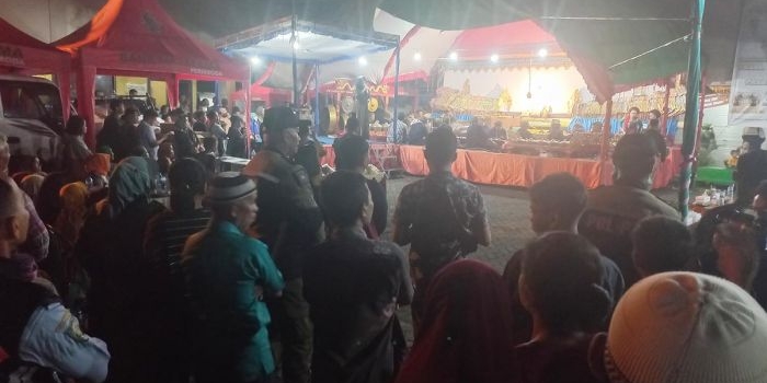 Ratusan warga menyaksikan pagelaran wayang kulit dalam rangka prosesi pergantian nama Pasar Lespadangan menjadi Pasar Bagusan.