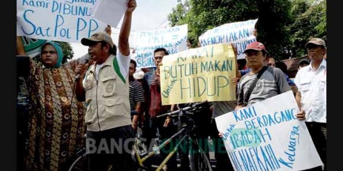 Massa aksi saat melakukan demonstrasi di depan Kantor Pemkab Jombang, Rabu (25/1). foto: ROMZA/ BANGSAONLINE