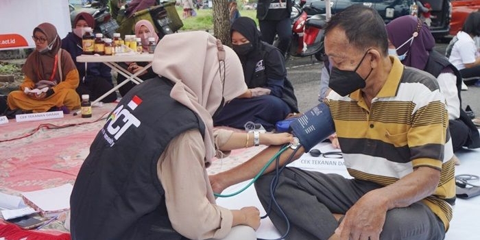 Tim ACT Kediri saat memeriksa tekanan darah salah satu warga. foto: ist.